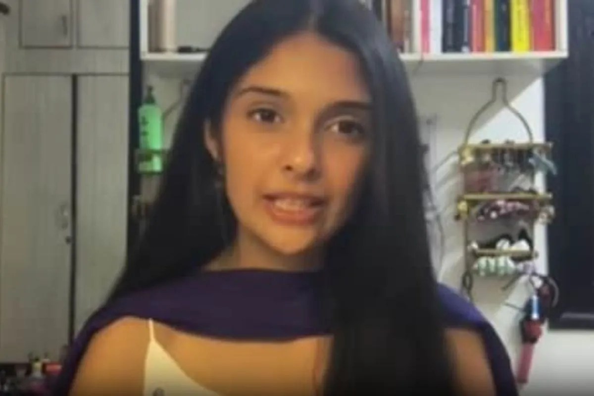 नारी शक्ति इवेंट में ‘स्लीवलेस’ सूट पर बवाल: दिल्ली यूनिवर्सिटी की छात्रा के साथ क्या हुआ? मंच से क्यों रोका गया?