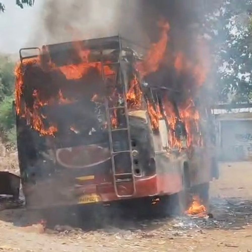 गाडरवारा बस स्टैंड पर खड़ी बस में लगी आग, VIDEO:वाहन जलकर खाक, फायर बिग्रेड टीम ने मुश्किल से पाया काबू