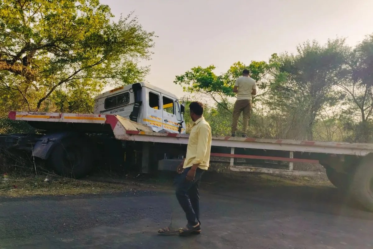 कार्ड बांटने निकला था दूल्हा, 29 अप्रैल को थी शादी … रास्ते में तेज रफ्तार ट्रक ने कुचला