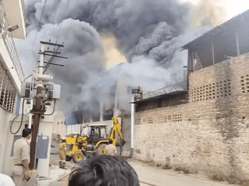 आगरा में रबर सोल फैक्ट्री में भीषण आग:आग की लपटें उठ रही, आसमान में छाया काला धुआं