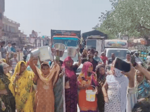 आगरा में पानी की किल्लत को लेकर प्रदर्शन:खाली बर्तन लेकर लोगों ने नेशनल हाईवे किया जाम, एक घंटे तक रोड पर प्रदर्शन