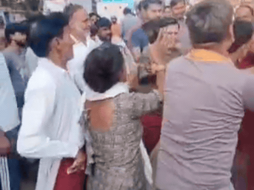 आगरा में गैस सिलेंडर न मिलने पर हंगामा:गैस एजेंसी के हॉकरों ने की मारपीट, सिलेंडर ब्लैक करने का आरोप