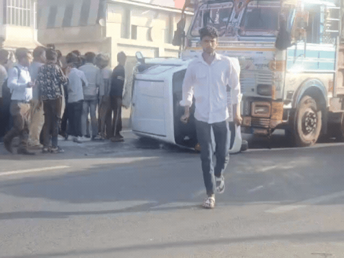 आगरा में हाईवे पर ट्रक ने कार में मारी टक्कर:कार पलटकर ट्रक में फंसी, अंदर फंसे यात्री चीखते रहे