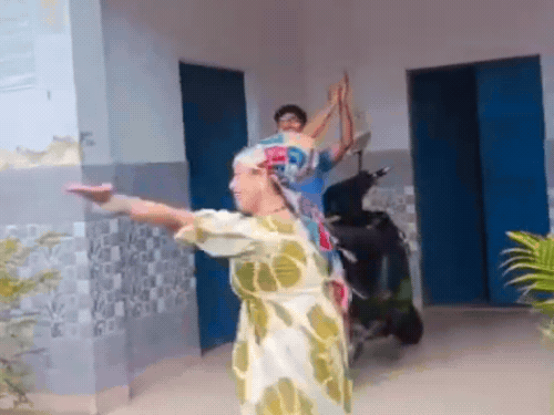 पंचायत सचिवालय के बाहर महिला का डांस, VIDEO:CDO ने जांच के आदेश दिए, प्रधान और सचिव ऑफिस में थे मौजूद