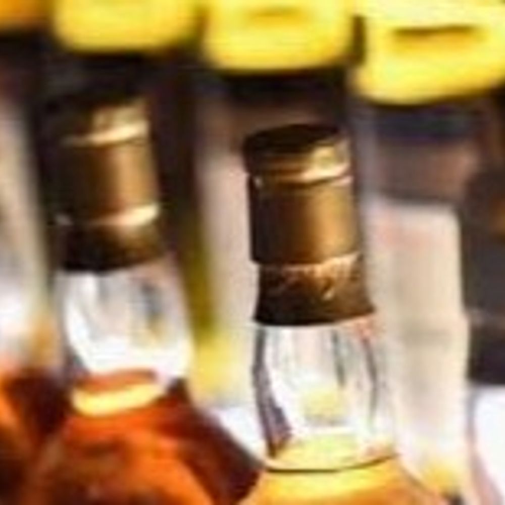 ट्रेन में देशी शराब मिलने से मचा हड़कंप:गोरखपुर रेलवे स्टेशन पर 300 अनधिकृत पानी की बोतलें भी जब्त