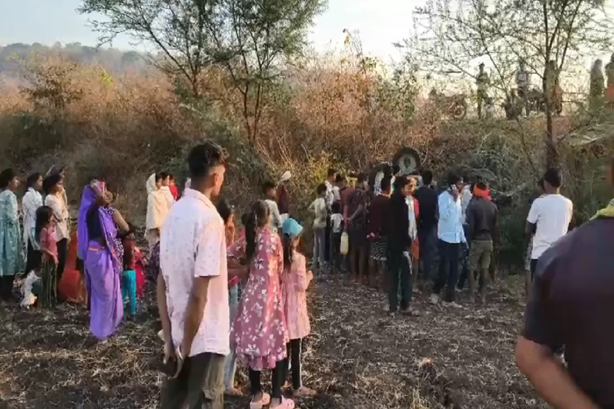 इंजन के नीचे दबकर 4 युवकों की मौत,गिट्टी लेने जा रहा ट्रैक्टर पलटा, गांव में मातम