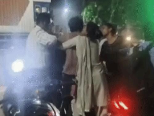 फतेहपुर के शनि मंदिर परिसर में छेड़खानी का आरोप, VIDEO:युवतियों ने युवक को सड़क पर पीटा, भीड़ ने भी की पिटाई