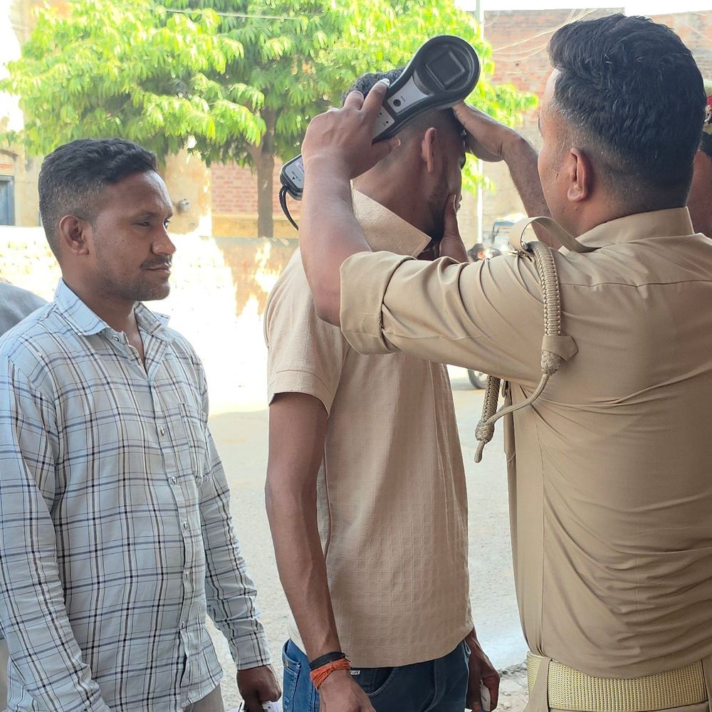 संभल में 7296 अभ्यर्थी होमगार्ड भर्ती परीक्षा देंगे:अन्य जिलों के अभ्यर्थी शामिल; जूते उतरवाए, महिला अभ्यर्थी भावुक हुई