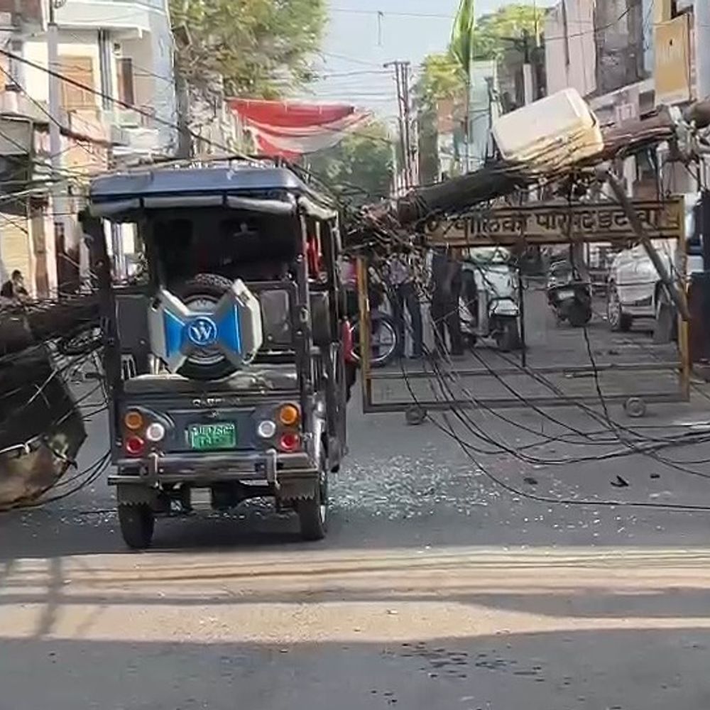 इटावा में हाईटेंशन बिजली पोल गिरा:ई-रिक्शा और हाथठेला चपेट में आया, दो घायल; बड़ा हादसा टला