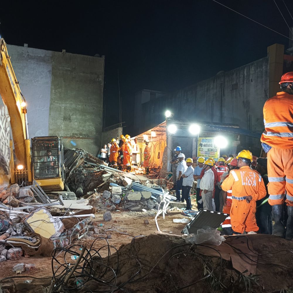 अनूपपुर में तीन मंजिला लॉज गिरी, 2 मौतें: रेस्क्यू जारी:कई लोग मलबे में दबे, एनडीआरएफ और डॉग स्क्वॉड कर रही सर्चिंग
