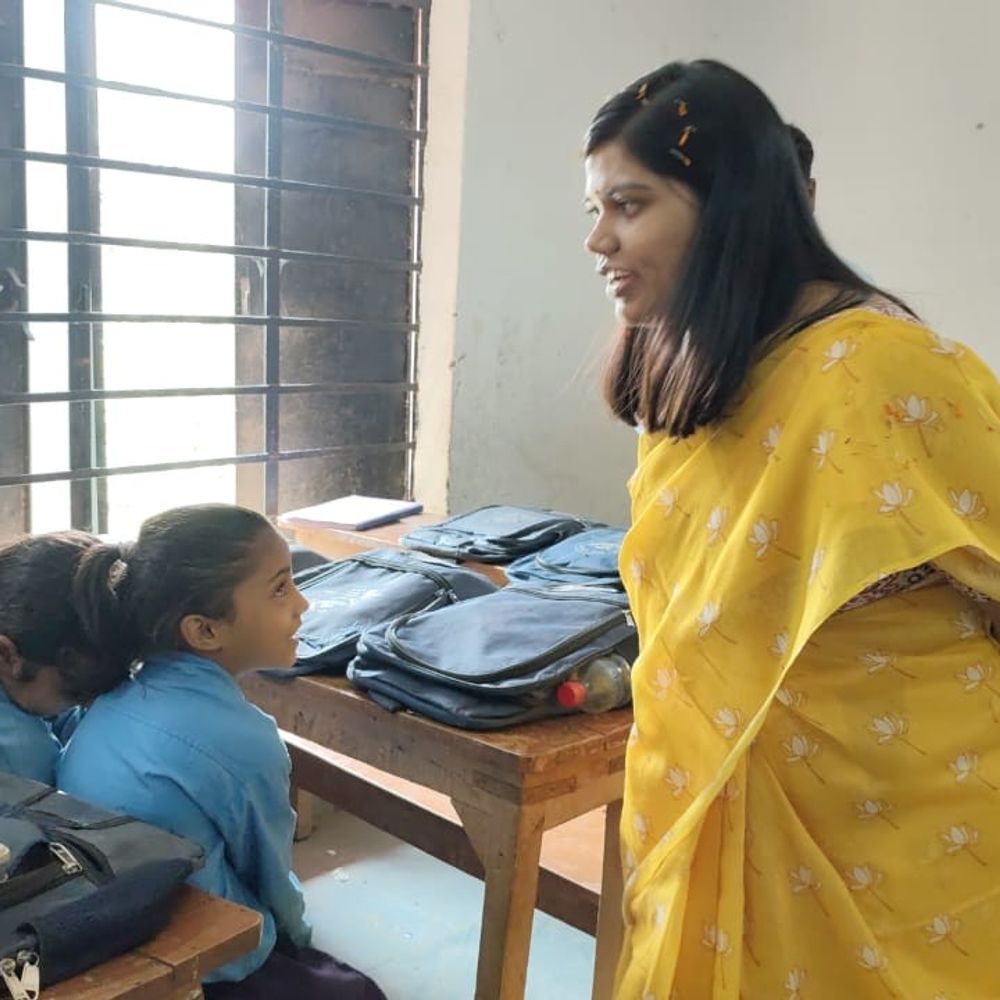 DM प्रतिभा रानी बनीं टीचर, बच्चों से पूछे सवाल:शिवहर में प्रवेशोत्सव अभियान का शुभारंभ, न्यू सेशन के किताबों का हुआ डिस्ट्रीब्यूशन