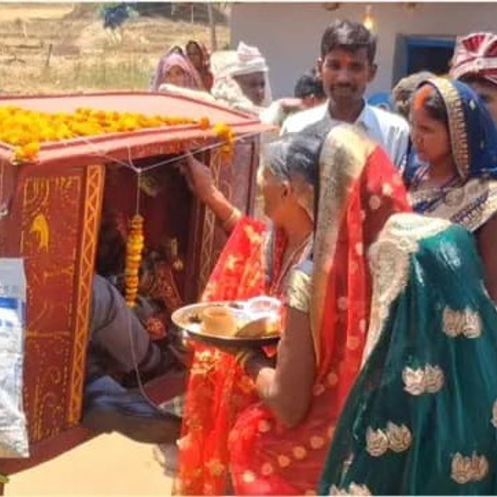 सोनभद्र में पालकी से निकली दूल्हे की बारात:पुरानी परंपरा देख उमड़ी भीड़, लोगों ने कैमरे में कैद किया नजारा