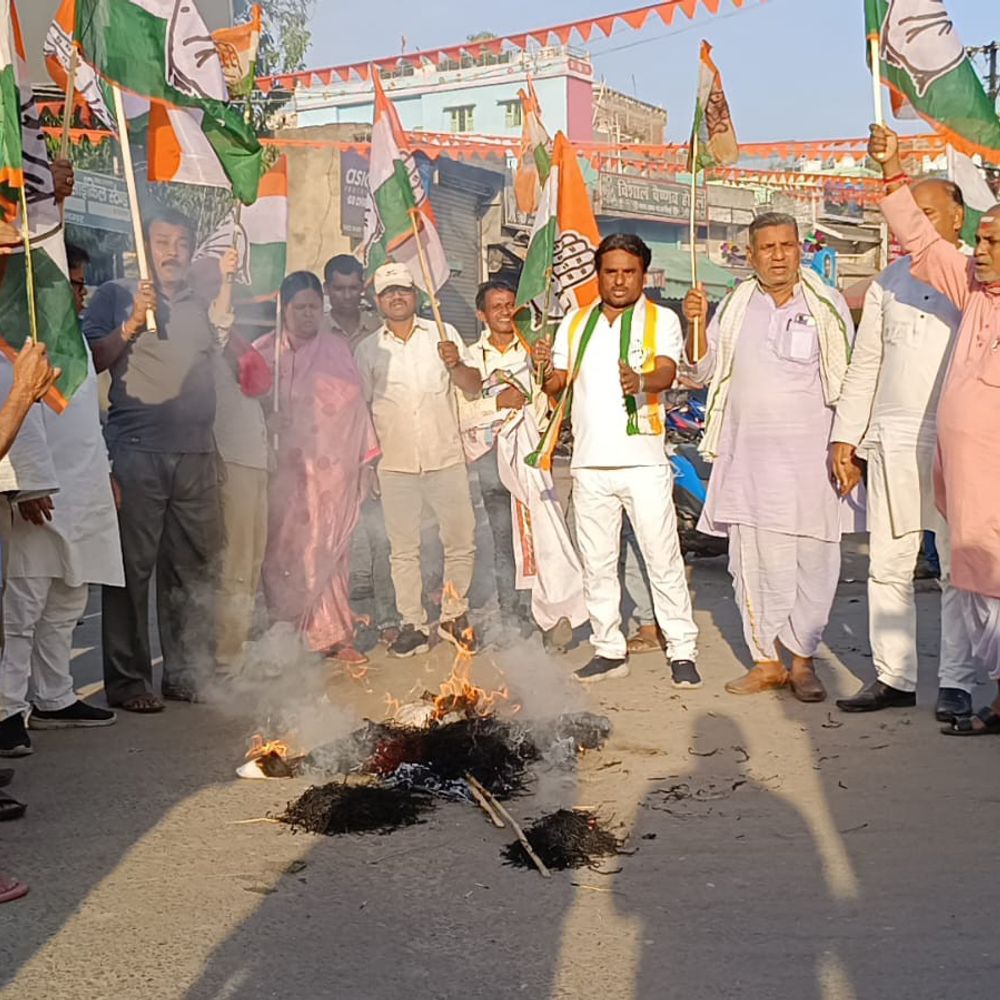 मधुबनी में LPG प्राइस हाईक पर कांग्रेस का प्रोटेस्ट:जयनगर में प्रधानमंत्री का पुतला जलाया, सप्लाई क्राइसिस पर जताया विरोध