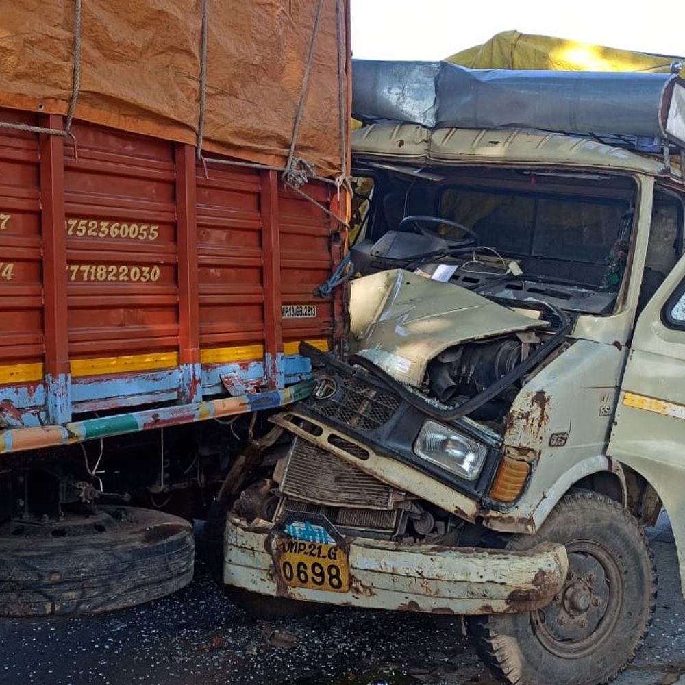 एक-दूसरे से पीछे से टकराए 2 वाहन:सड़क पर खड़े ट्रक से टकराई मेटाडोर, फिर तीसरी ने मारी टक्कर