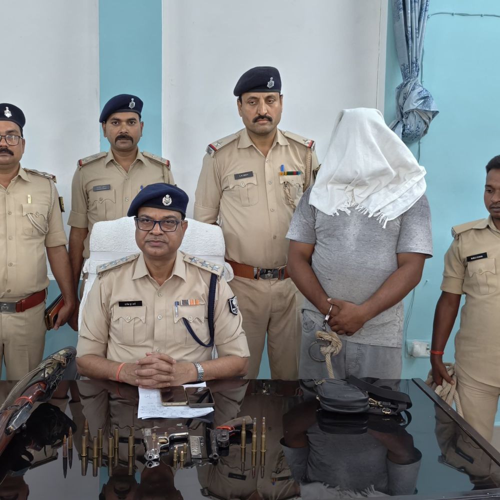 बहोरनपुर में अवैध हथियार के साथ एक गिरफ्तार:पुलिस ने राइफल, पिस्टल, कट्टा समेत कई कारतूस जब्त किए, 6 नामजद