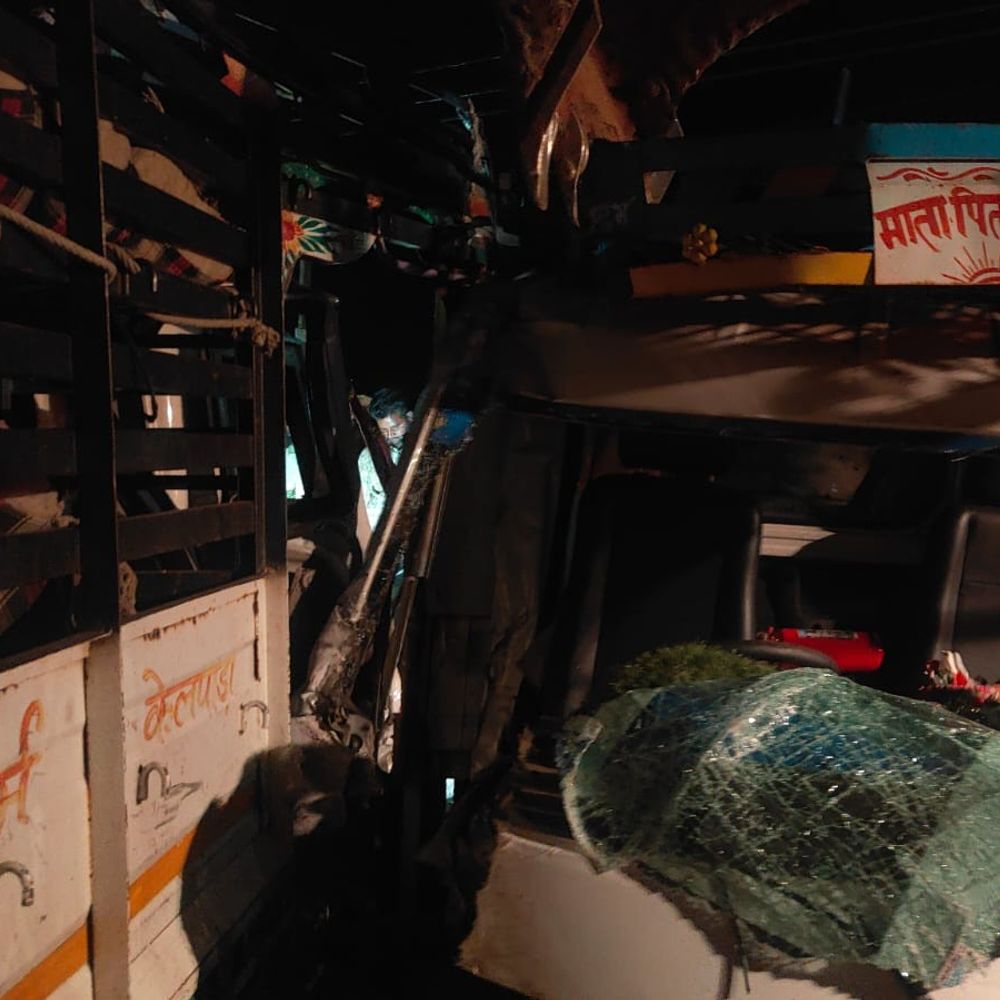 मन्नत उतारकर लौट रहे ग्रामीणों की पिकअप-ऑटो में भिड़ंत:बच्चे-महिलाएं सहित 10 घायल; अस्पताल में भर्ती, दो की हालत गंभीर