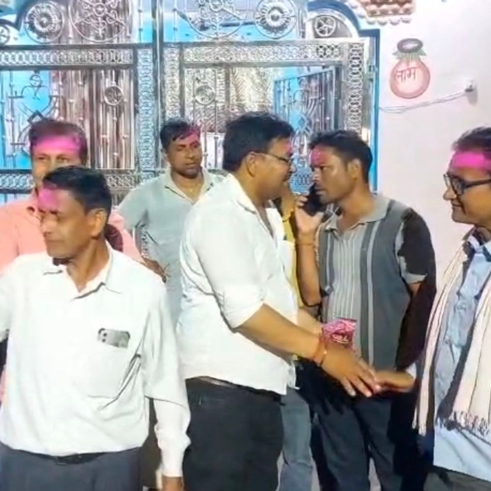 सम्राट के CM बनने पर कुशवाहा समाज ने मनाया जश्न:शेखपुरा में रंग-गुलाल लगाकर बधाई दी, बांटी मिठाई