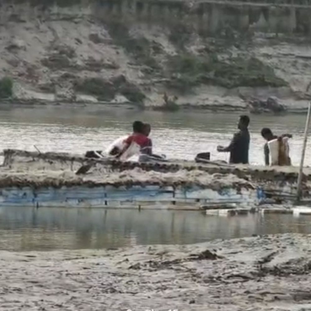 किशनगंज में अवैध खनन पर पुलिस का एक्शन:सतमेरी घाट पर 6 नावें नष्ट, माफिया बालू लदे ट्रैक्टर लेकर फरार