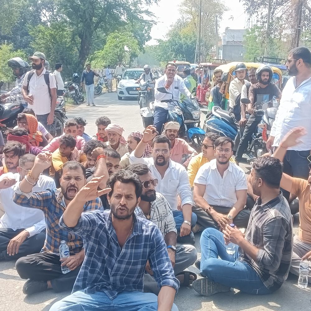 कोर्ट के आदेश के बावजूद कब्जा हटाने नहीं पहुंचे सीओ:मुशहरी में एक पक्ष के लोगों ने किया चक्का जाम, मुजफ्फरपुर-पूसा मार्ग पर घंटों आवागमन बाधित रहा