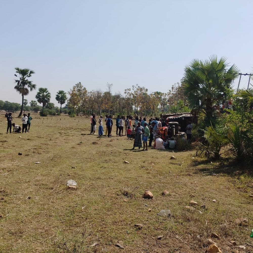 नवादा में ट्रैक्टर ड्राइवर की रोड एक्सीडेंट में मौत:तेज रफ्तार से बैलेंस बिगड़ा, पुलिस ने शव पोस्टमार्टम के लिए भेजा