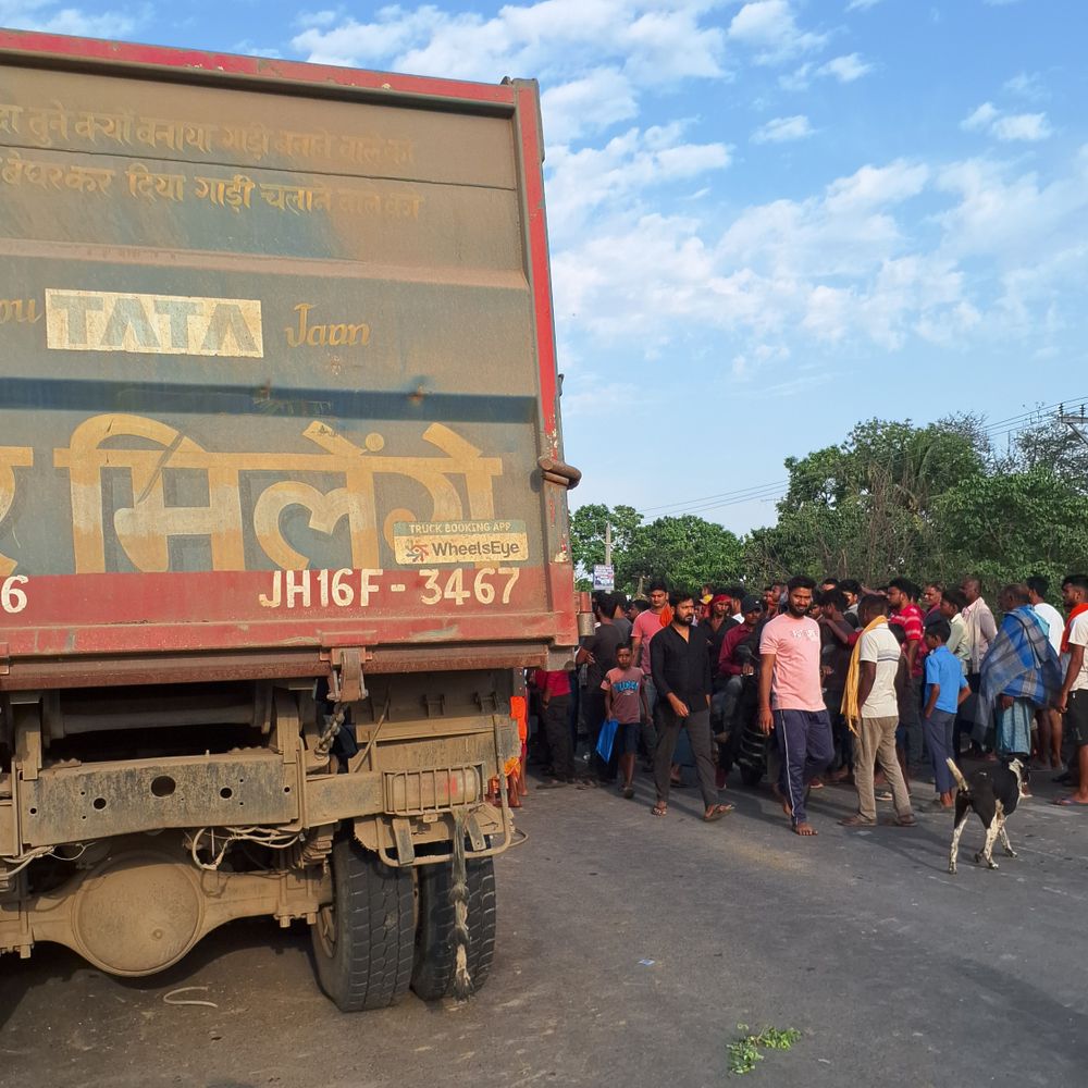 एनएच-31 पर बस से ट्रक और हाइवा टकराए:नारायणपुर बस स्टैंड के पास हुए हादसे में चालक वाहन में फंसा, बिजली कटर की मदद से बाहर निकाला गया