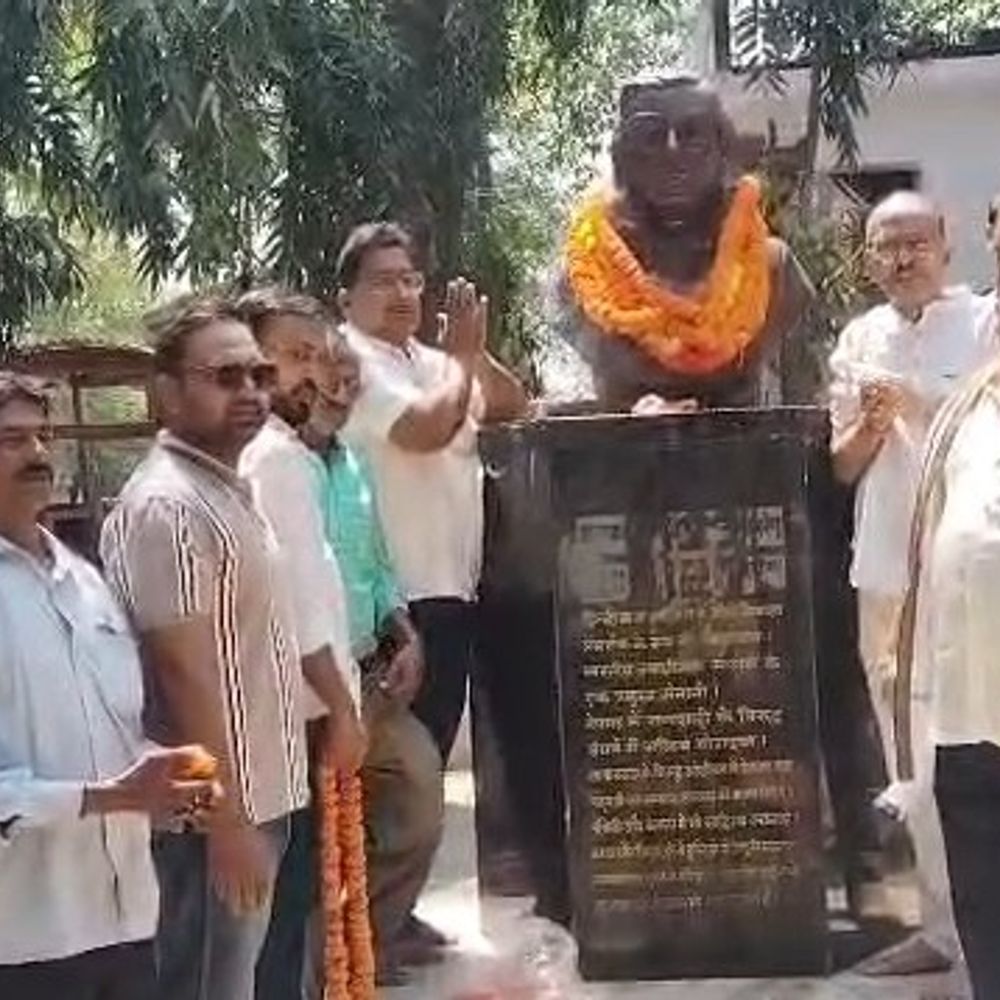 अररिया में फणीश्वरनाथ रेणु की पुण्यतिथि मनाई गई:वकीलों और समाजसेवियों ने रेणु कुंज में दी श्रद्धांजलि