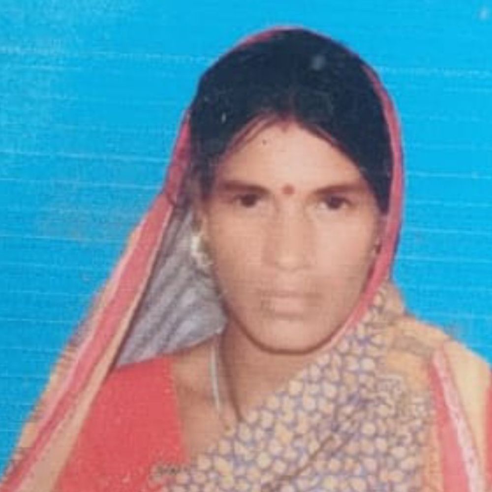 सहरसा में महिला का शव मकई के खेत से बरामद:घर से डेढ़ KM दूर मिला, एसीड से जलाया चेहरा; परिजन बोले- हत्या हुई