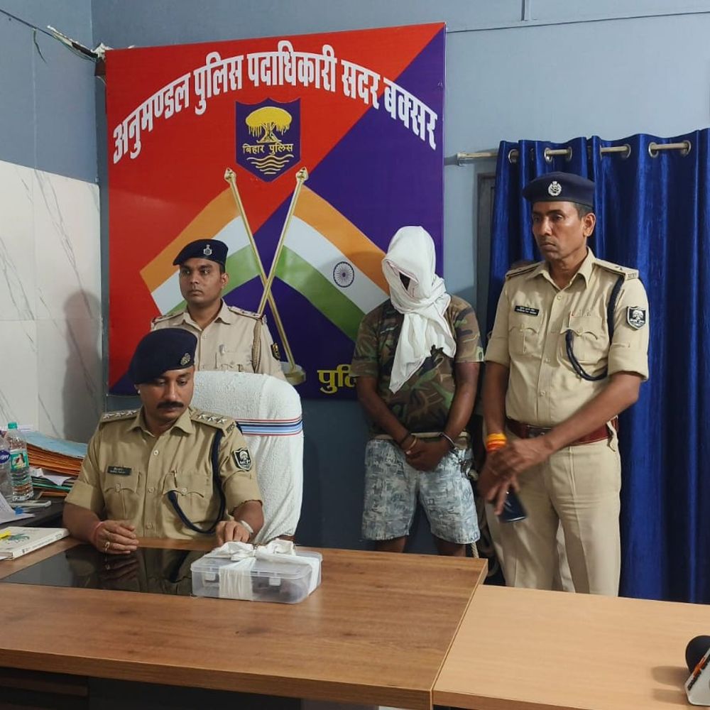 बक्सर में कट्टा, जिंदा कारतूस के साथ शातिर अपराधी अरेस्ट:गुप्त सूचना पर की कार्रवाई, आपराधिक इतिहास; प्रशासन अलर्ट