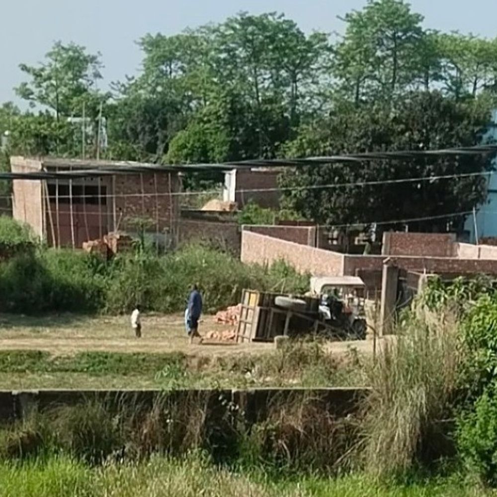 मधुबनी में ईंट ढोते समय ट्रैक्टर पलटा:चालक घायल, सदर अस्पताल में भर्ती; हालत खतरे से बाहर