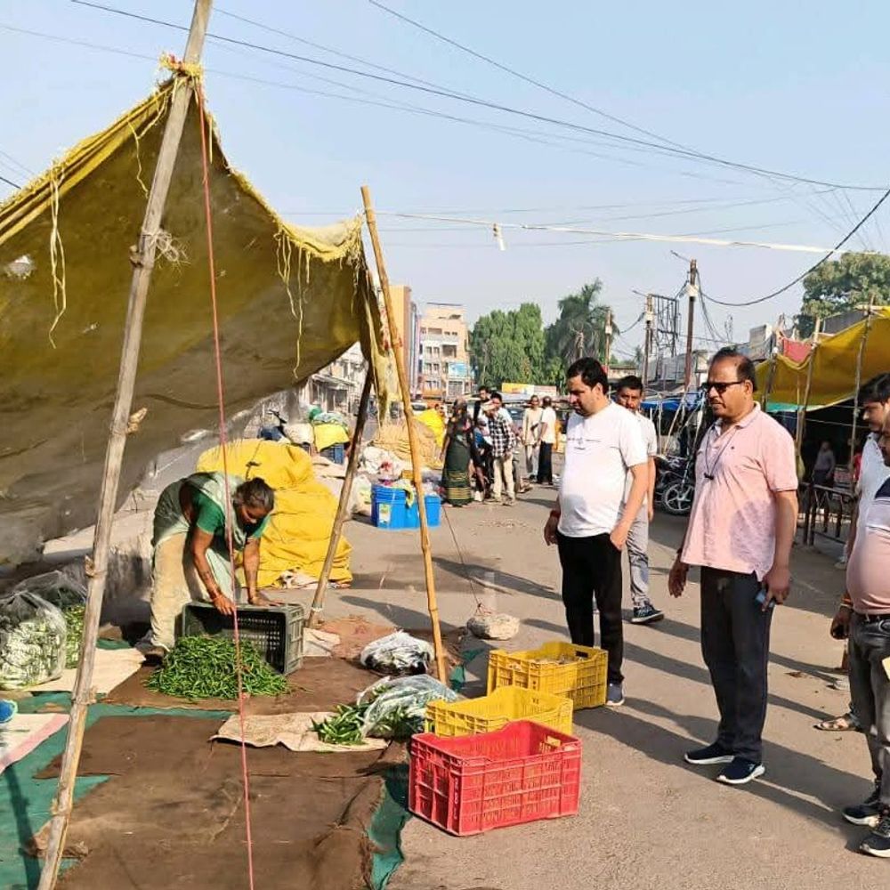 सिंगरौली में अतिक्रमण हटा, 20 किलो प्लास्टिक जब्त:नगर निगम ने बैढ़न बस स्टैंड, सब्जी मंडी क्षेत्र से हटाए दुकानदार