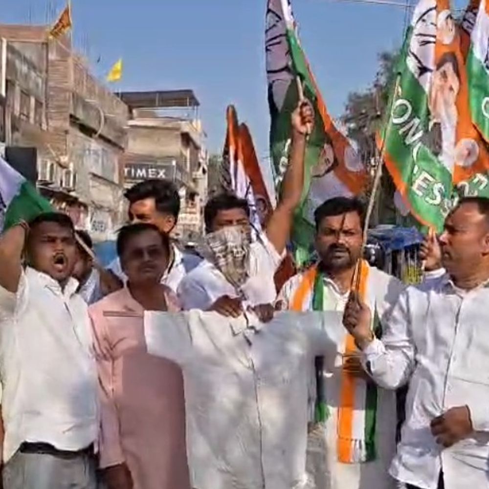 अपनी मर्यादा नहीं भूलनी चाहिए-जिलाध्यक्ष:बेतिया में कांग्रेस कार्यकर्ताओं ने असम CM का पुतला फूंका, प्रदर्शन