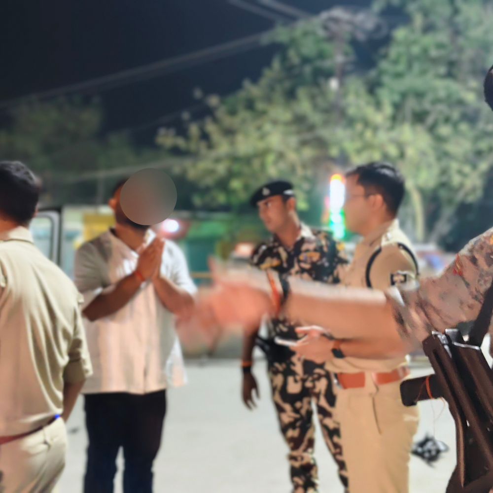 ‘वाहनों से ब्लैक फिल्म हटाई, ट्रैफिक तोड़ने वालों पर जुर्माना’:बक्सर में SP फोर्स के साथ सड़क पर उतरे,कहा-लापरवाही बर्दाश्त नहीं