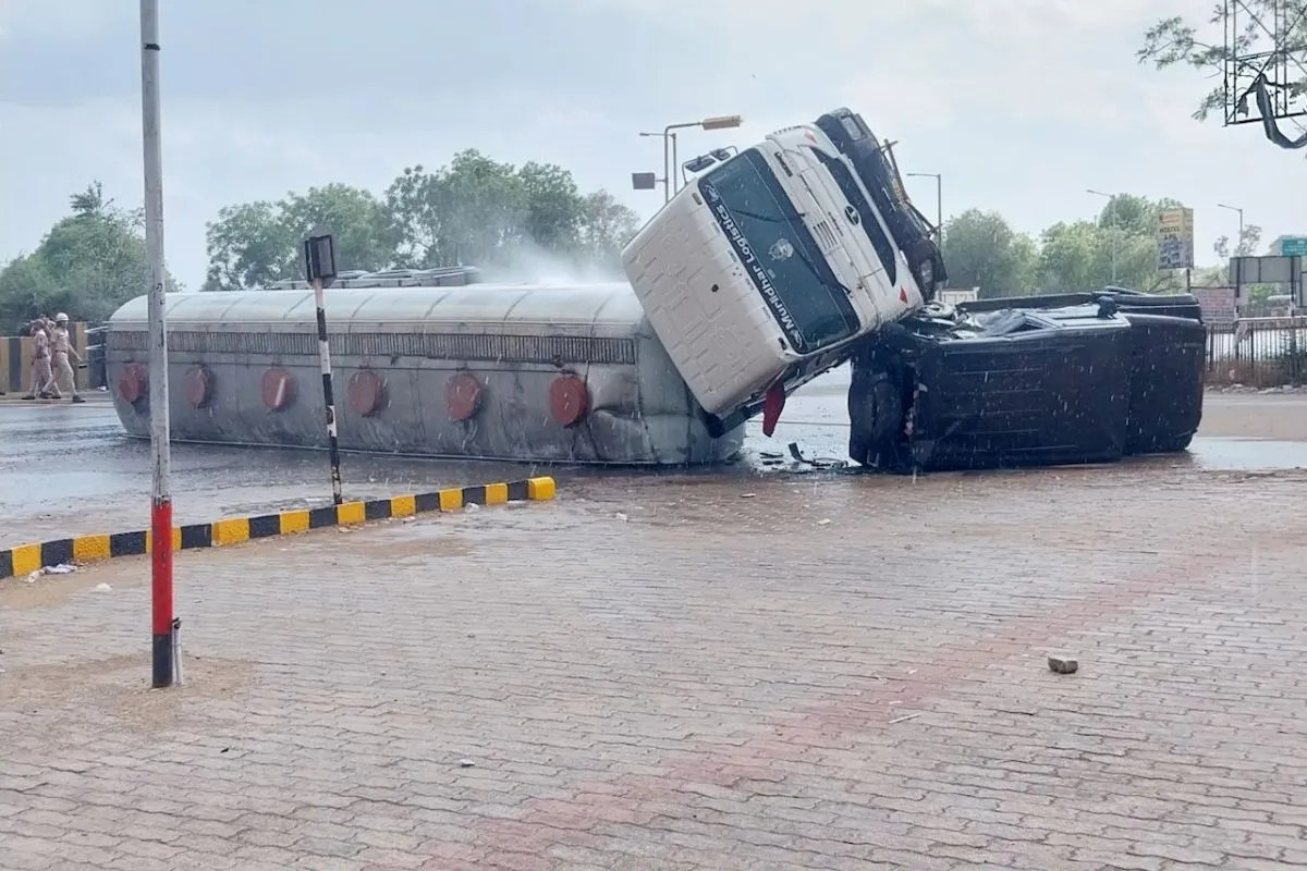 Jaipur Ajmer Highway Accident : जयपुर-अजमेर हाइवे पर हादसा, केमिकल से भरा टैंकर पलटा, मचा हड़कंप