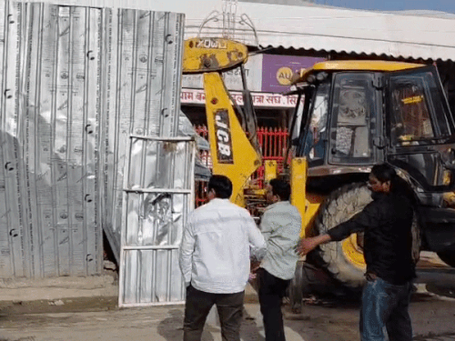 सिरसा श्याम बगीची के अवैध निर्माण पर चला बुलडोजर:रैन-बसेरो की आड़ में बना था स्टोर, प्रधान एमई से भिड़े, बोले-अच्छे काम पर कार्रवाई