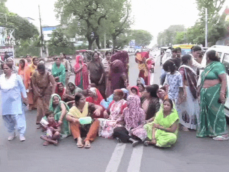 भोपाल में 6 साल की बच्ची से बैड टच:कन्या भोज के दौरान 60 साल के शख्स ने की गंदी हरकत; गुस्साई महिलाओं ने किया रोड जाम