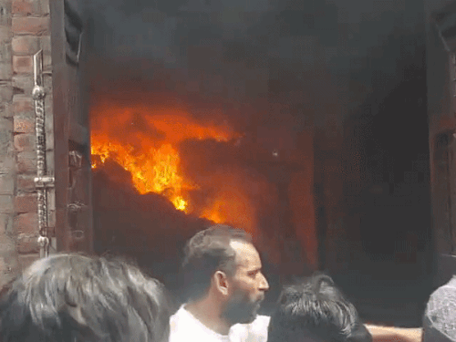लुधियाना के पंजाबी बाग में भीषण आग:वूलन वेस्ट गोदाम धू-धू कर जला, 2-3 घर चपेट में, लाखों का नुकसान