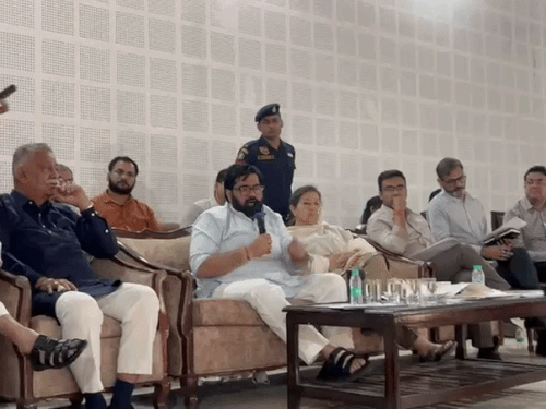 सांसद कार्तिकेय शर्मा ने लगाई अधिकारियों की लगाई क्लास:पंचकूला के पिंजौर में सुनीं समस्याएं, ठेकेदार की सिक्योरिटी जब्त करने की सिफारिश