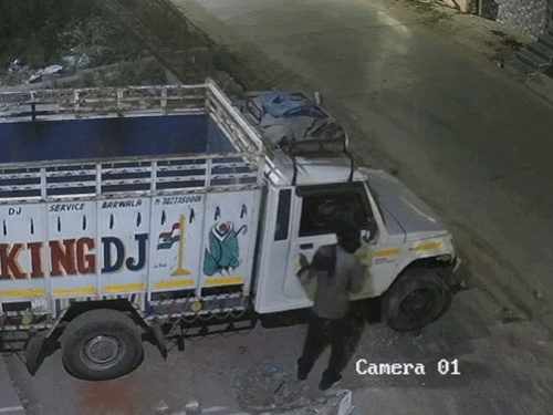 पंचकूला में चोर 1 मिनट में गाड़ी ले गया, VIDEO:दुकान के बाहर खड़ी थी बुलेरो पिकअप, बाइक पर आए थे 3 चोर