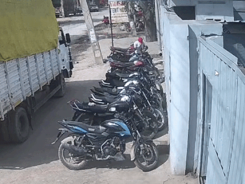 गुरुग्राम में दिनदहाड़े अस्सिटेंट मैनेजर की बाइक चोरी:दो मिनट रेकी, फिर ईंट से लॉक तोड़ा, सीसीटीवी में कैद हुई चोर की करतूत