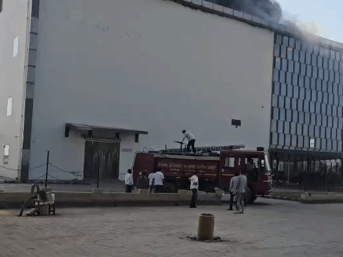 पंचकूला में कॉस्मेटिक-फार्मास्यूटिकल फैक्ट्री में लगी आग:आग बुझाने में जुटी 7 गाड़ियां, पुलिस ने सुरक्षित बाहर निकाले वर्कर