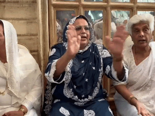 किन्नरों की प्रधानमंत्री से भावुक अपील, हाथ जोड़े:हिसार में राष्ट्रीय अधिवेशन में कहा-बहनों का चीरहरण न करें, ट्रांसजेंडर बिल का विरोध