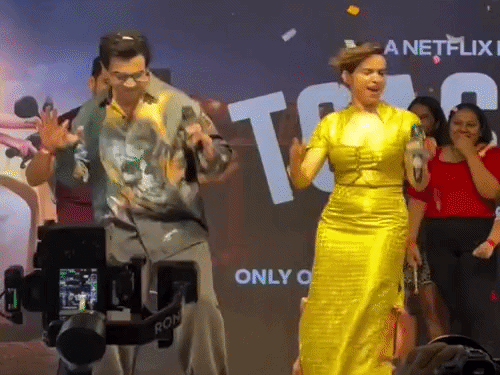 गुरुग्राम में एंबियंस मॉल पहुंचे एक्टर राव राजकुमार:आगामी फिल्म टोस्टर की को-स्टार सानिया के साथ दी परफॉर्मेंस, फैंस संग सेल्फी ली