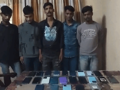 अजमेर दरगाह में मोबाइल चोरी करने वाले गिरोह पकड़ा:पुलिस ने 25 चोरी के मोबाइल बरामद किए, खरीदारों की तलाश जारी