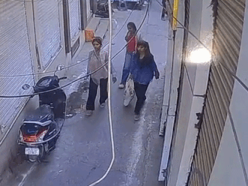 अजमेर की दुकान से बैग उठा ले गई तीन युवतियां-VIDEO:पीड़ित महिला का आरोप- नए कपड़े, डेढ़ हजार नगद, दो तोला सोने की चेन थी