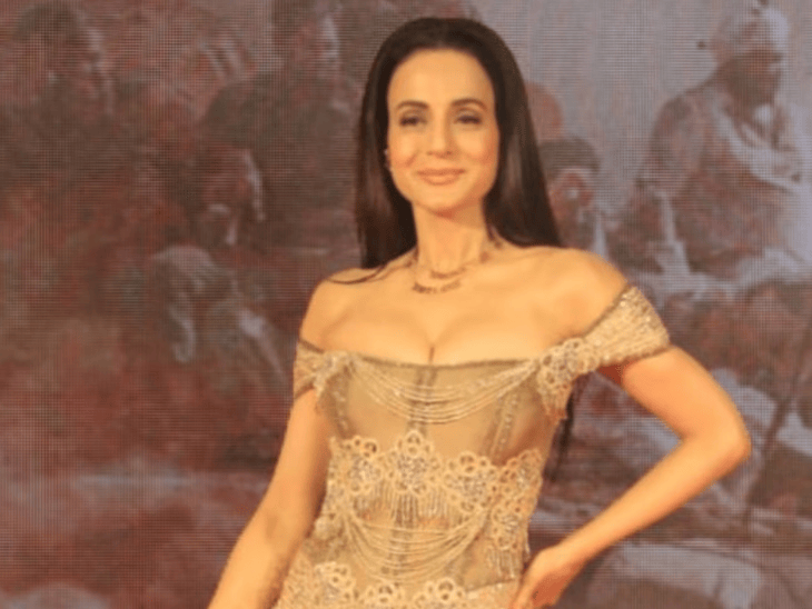 जाकिर खान पर फिर भड़कीं अमीषा पटेल:बोलीं- अचीवर्स पर जोक बनाना आसान, सुपरस्टार बनके दिखाओ; धुरंधर से इंडस्ट्री जल नहीं, सीख रही है