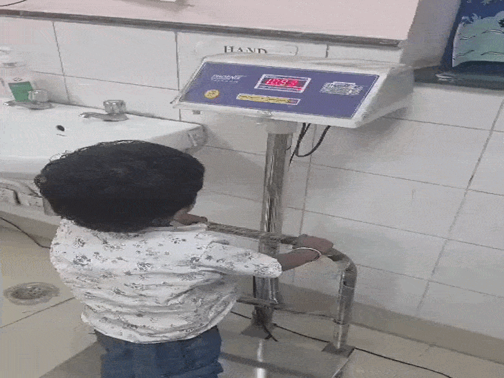 अनिका के बढ़ते वजन ने बढ़ाई माता-पिता की टेंशन:मुंबई में सेलिब्रिटियों से मदद के लिए बनवाए VIDEO, इलाज के लिए 2 करोड़ 40 लाख चाहिए