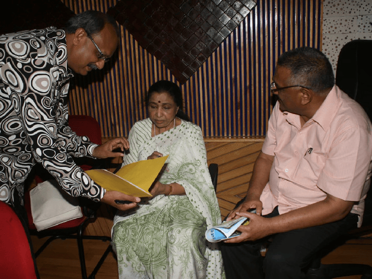 राजस्थानी फिल्मों में भी गाने गा चुकीं आशा भोसले:शब्दों की ट्रेनिंग हुई, डायरेक्टर ने 25 हजार बोलकर 7 हजार रुपए दिए फिर भी कुछ नहीं कहा