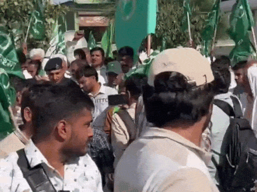 अभय चौटाला ने बिना गेटपास ट्रैक्टर की करवाई एंट्री:हांसी में नायब सैनी को बताया थोपे हुए सीएम, बोले-जनता से सरोकार नहीं