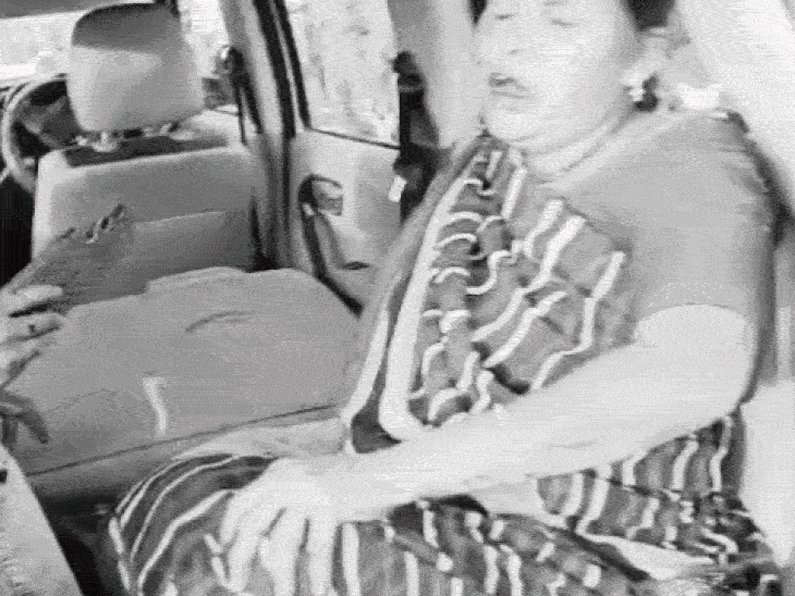 शहडोल में कार ने बाइक को रौंदा, एक की मौत:हरदी मेन रोड पर हुई घटना; महिला समेत दो घायल