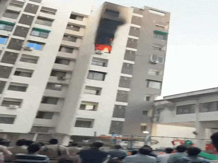 इंदौर में इमारत के छठे माले पर लगी आग:6 से ज्यादा पाइपों को जोड़कर डाला पानी; डेढ़ घंटे बाद पाया काबू